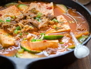 Canh thịt bò nấu đậu phụ và bí ngòi cho buổi cơm chiều se lạnh