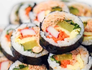 Cách làm kimbap cá ngừ cay thơm ngon đậm vị đơn giản