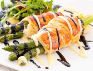 Cách làm gà cuộn măng tây áp chảo thơm ngon đủ chất siêu dễ