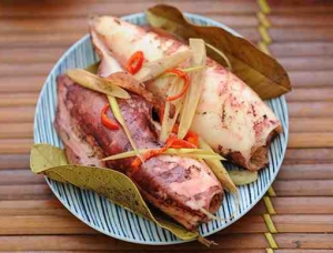 Đổi vị với món Mực hấp lá ổi