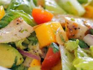 Cách làm salad gà áp chảo trộn bơ xoài giàu dinh dưỡng, tốt cho sức khỏe